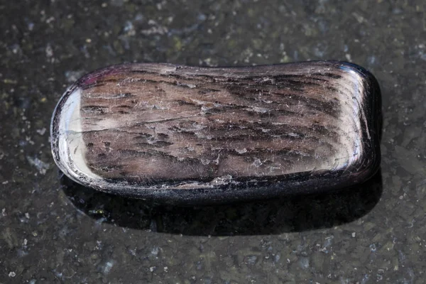 Piedras preciosas de hipersteno pulidas sobre fondo oscuro —  Fotos de Stock