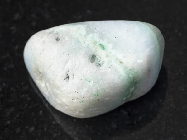 Seixo de pedra preciosa Aragonite verde no escuro — Fotografia de Stock