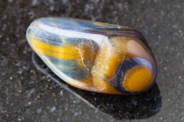 Γυαλισμένο tiger-eye και hawk-eye πολύτιμων λίθων στο σκοτάδι — Φωτογραφία Αρχείου