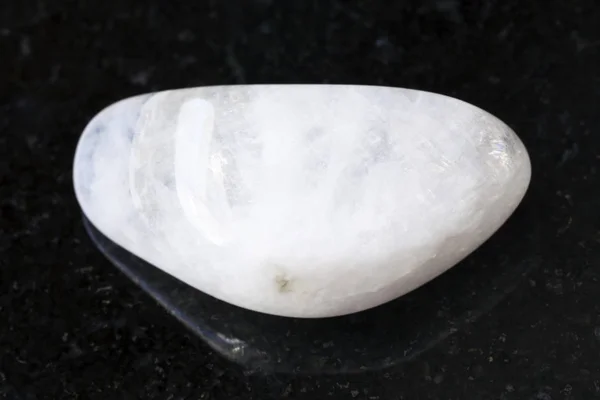 Piedra lunar blanca pulida (adularia) gema en la oscuridad — Foto de Stock