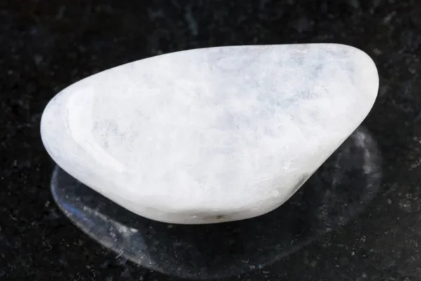 Guijarro de piedra lunar blanca (adularia) gema en la oscuridad — Foto de Stock