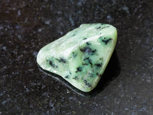 Piedra preciosa Grossular verde derrumbado en la oscuridad — Foto de Stock