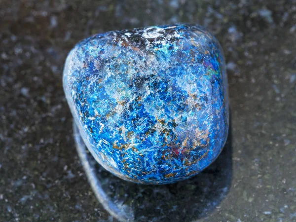 Skłębionej azuryt gemstone na ciemnym tle — Zdjęcie stockowe