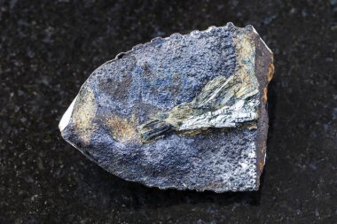 koyu arka plan üzerine kaba Vivianite taş