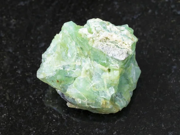 RAW crystal gemstone chrysopal na ciemny — Zdjęcie stockowe