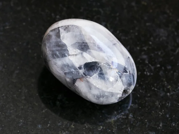 Pedra de Tamerlane polido (quartzo ametista) no escuro — Fotografia de Stock