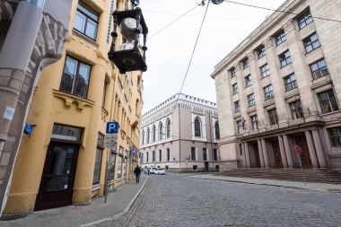 kum kum saat Riga sokakta Meistaru üzerinde
