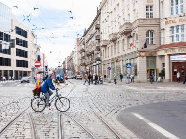 bisikletçi Wroclaw City tramvay hattı üzerinde