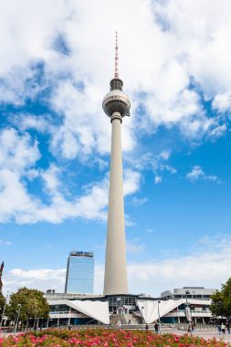 Berlin 'deki Alexanderplatz' daki Fernsehturm TV Kulesi