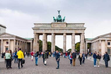 sonbaharda Berlin Brandenburg gate yakınındaki insanlar