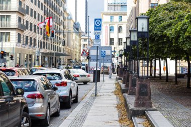 Berlin Charlottenstrasse sokakta araba trafik