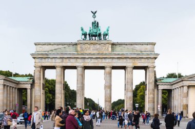Berlin Brandenburg gate yakınındaki çok sayıda turist