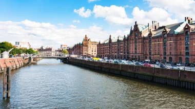 Hamburg Binnenhafen kanalı'nın kıyısında evler