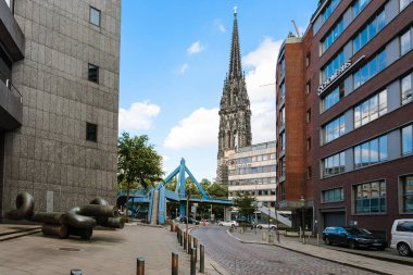 Deichstrasse Caddesi ve St. Nicholas Kilisesi görünümünü