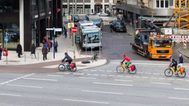 Willy-Brandt-Strasse Hamburg'da bicyclists