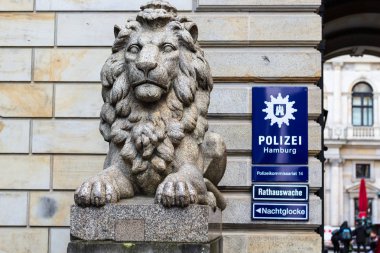 Polis karakoluna Hamburg Rathaus yakınındaki aslan heykeli