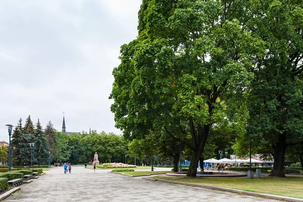 Persone a piedi nel parco urbano Esplanade a Riga — Foto Stock