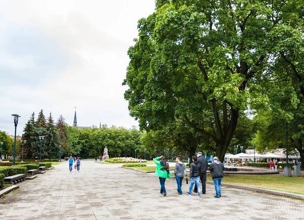 Tourists walk in urban Esplanade park in Riga — Stock Photo, Image