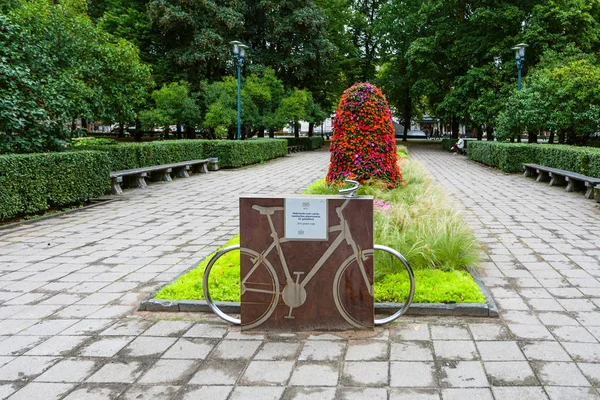 Fiets memorial in stedelijke Esplanade park in Riga — Stockfoto