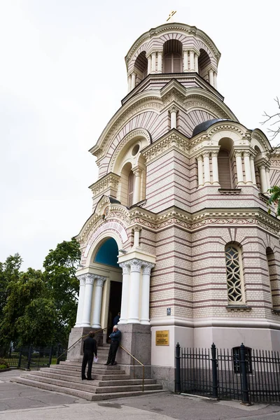 Insanlar nead kapılarını Riga'da Ortodoks katedrali — Stok fotoğraf