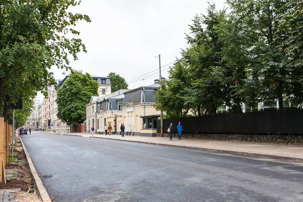 People walk on street in Riga city in september — Stock Photo, Image