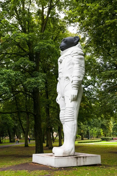 Monkey statue (Sam) in Kronvalda parks in Riga — Stock Photo, Image