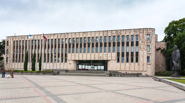 Menschen in der Nähe des Kongresszentrums Riga — Stockfoto