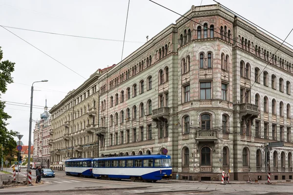 Lidé a tramvají na ulici Krisjana Valdemara — Stock fotografie