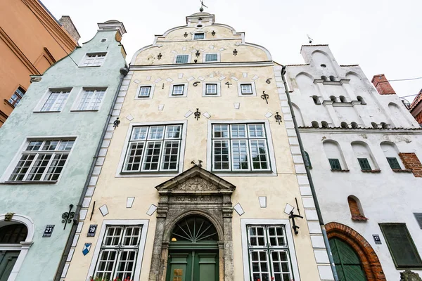 Fachada de três irmãos casas na cidade de Riga — Fotografia de Stock