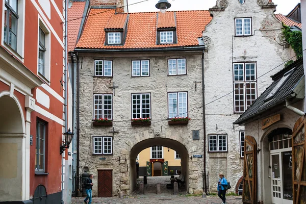 Turistas cerca de Swedish Gate en la ciudad de Riga —  Fotos de Stock