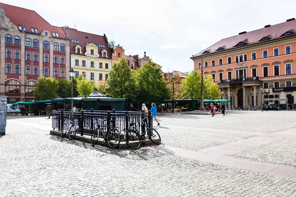 Personas en la plaza Plac Solny en la ciudad de Wroclaw —  Fotos de Stock