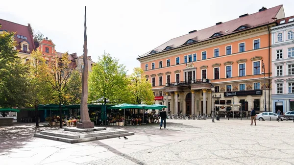 Pequeno monumento de agulha em Solny quadrado em Wroclaw — Fotografia de Stock