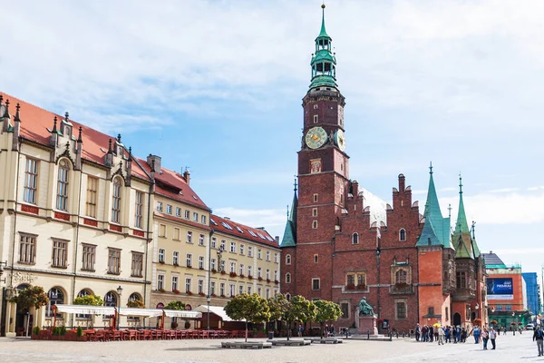 Turista perto da torre da Prefeitura na cidade de Wroclaw — Fotografia de Stock