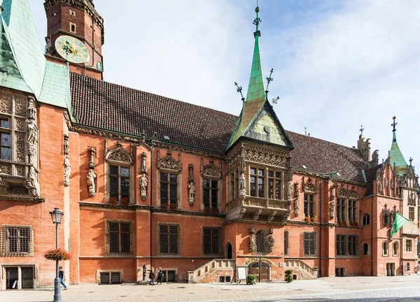 Kant van het oude stadhuis op marktplein in Wroclaw — Stockfoto