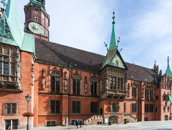 Lado del antiguo ayuntamiento en la Plaza del Mercado en Wroclaw — Foto de Stock