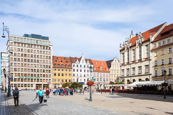 Turistas en Market Square (Rynek) en Wroclaw —  Fotos de Stock