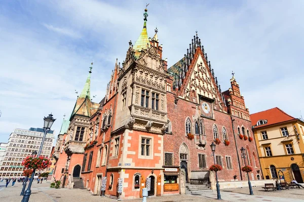 Julkisivu kaupungintalo Kauppatori Wroclawissa — kuvapankkivalokuva
