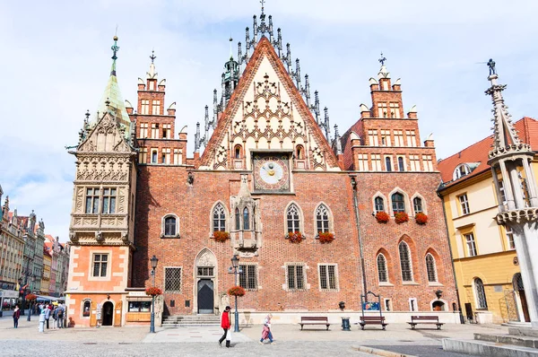 Edessä näkymä kaupungintalo Kauppatori, Wroclaw — kuvapankkivalokuva