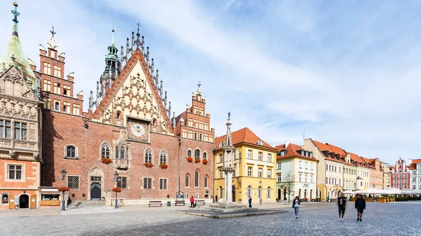 Turistit ja Old Town Hall aukiolla Wroclawissa — kuvapankkivalokuva