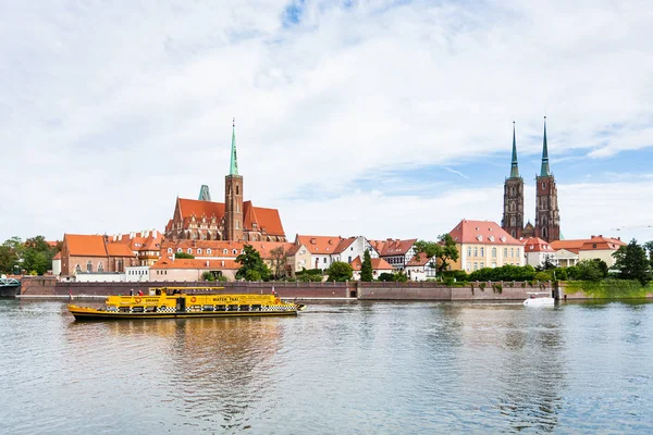 Barco de excursión en el río Oder en la ciudad de Wroclaw — Foto de Stock