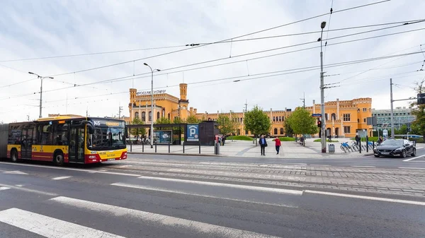 Straat en treinstation in Wroclaw stad — Stockfoto