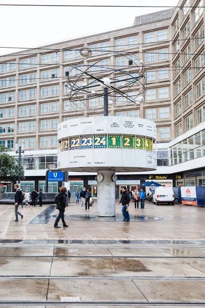 世界时钟在亚历山大广场在柏林 — 图库照片