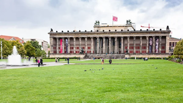 Люди рядом с Altes Museum (Старый музей) в Берлине — стоковое фото