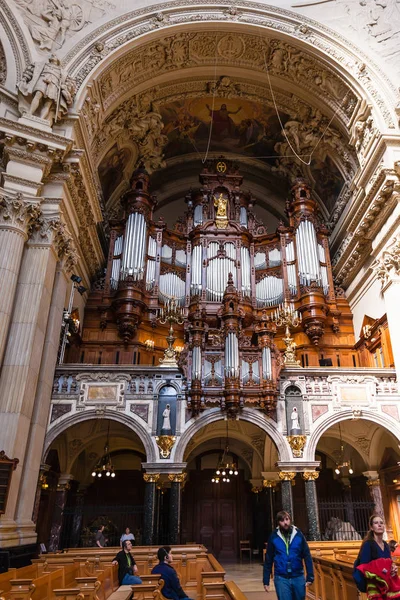 Turistas de interior de la catedral de Berlín (Berliner Dom ) —  Fotos de Stock