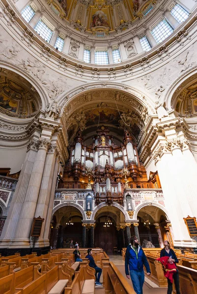 Turistler Berlin Katedrali (Berliner Dom içinde) — Stok fotoğraf