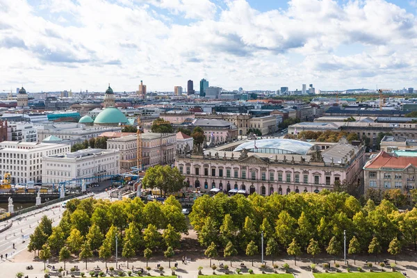 Parku Lustgarten na muzejní ostrov v Berlíně — Stock fotografie