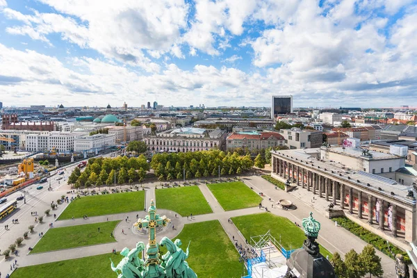 Lustgarten park en Altes Museum in Berlijn — Stockfoto