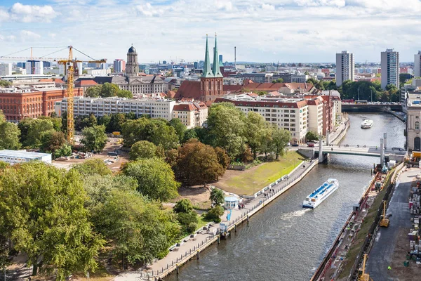 Río Spree con Rathausbrucke en la ciudad de Berlín — Foto de Stock