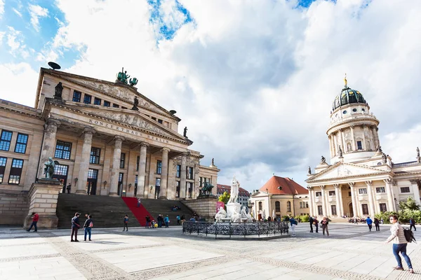 Concertzaal en Schiller monument in Berlijn — Stockfoto