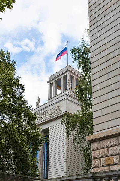 Bandera en la parte superior de la Embajada de la Federación de Rusia —  Fotos de Stock